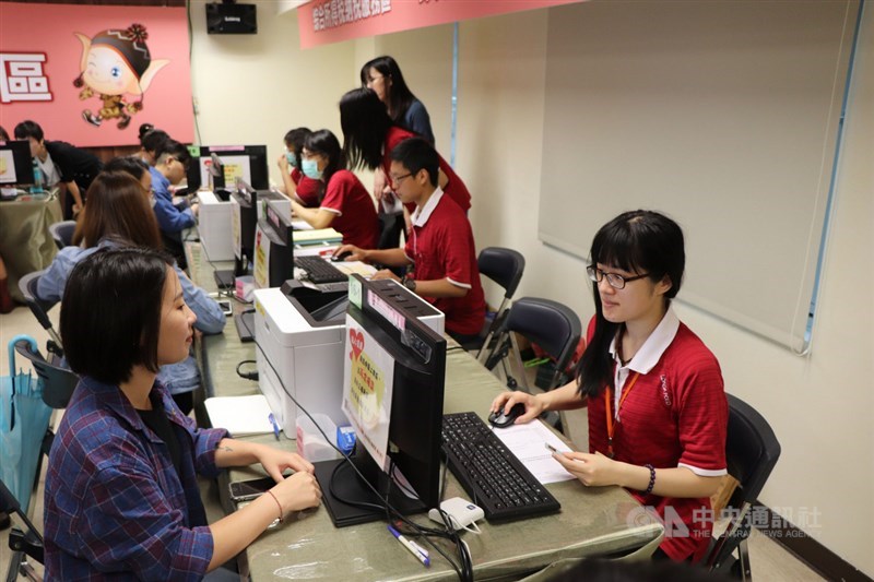 正值5月報稅季,有民眾好奇,網路申報完成後,為何會被要求補送證明文件。對此,國稅局解惑,凡在報稅時有自行新增或調整資料的案件,都須補送證明文件。(中央社檔案照片)