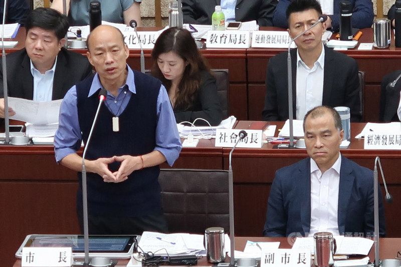 高雄市長韓國瑜(前左)近來在市議會答詢惹議,13日面對民進黨市議員林智鴻的快問快答質詢時,他多次跳針式回答「高雄發大財」,表達對質詢內容的不滿。中央社記者王淑芬攝 108年5月13日