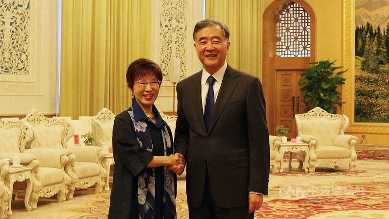 前國民黨主席洪秀柱(左)率台灣民間各界人士約70餘人到北京訪問,並於13日下午在北京人民大會堂會見中國全國政協主席汪洋。中央社記者陳家倫北京攝 108年5月13日
