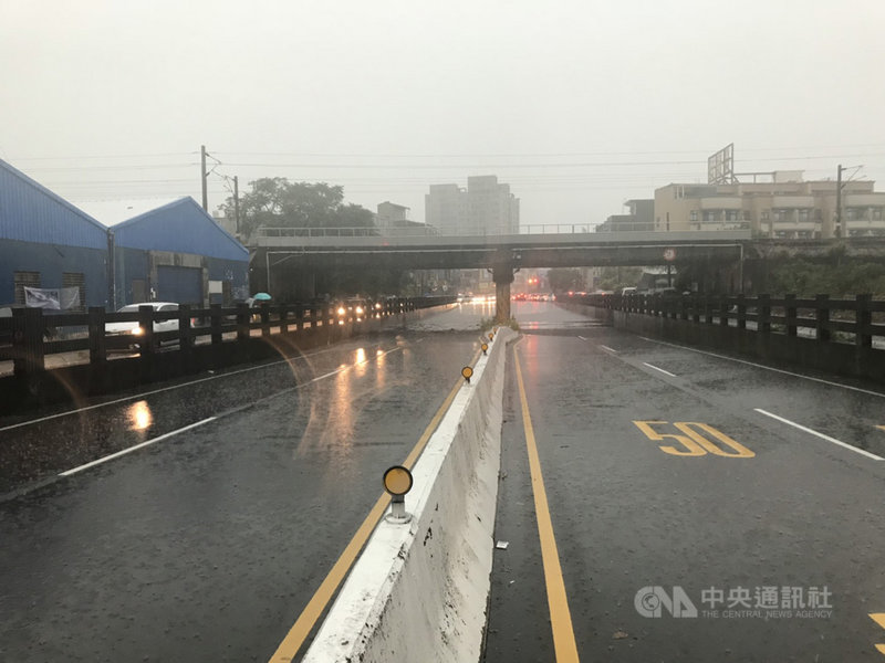 新竹縣17日大豪雨來襲,竹北福興地下道淹水,警方已至現場拉起封鎖線。中央社記者郭宣彣攝 108年5月17日