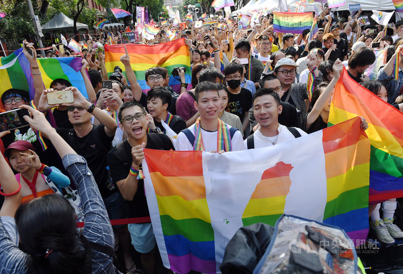 立法院會17日三讀通過司法院釋字第748號解釋施行法,台灣成為亞洲第一個同性婚姻合法化國家,在立院外守候的挺同團體婚姻平權大平台支持者開心揮舞旗幟。中央社記者施宗暉攝 108年5月17日