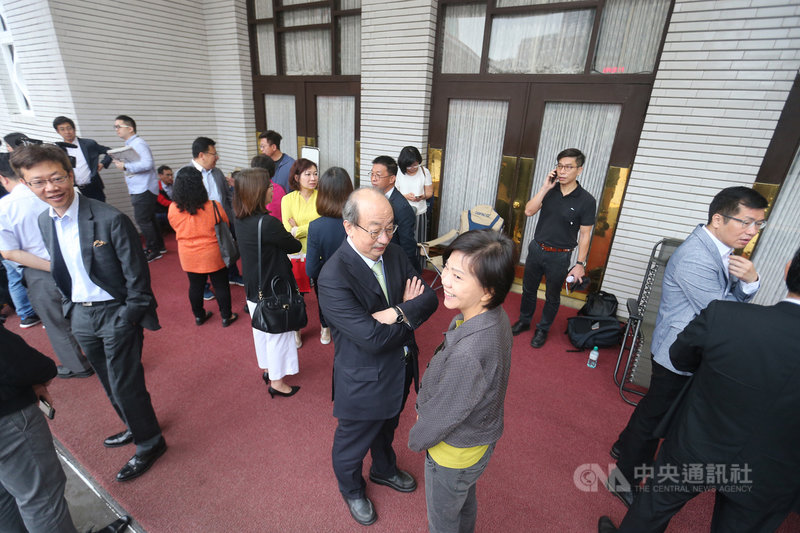 立法院會17日將表決處理同婚專法，為了順利三讀，民進黨立委16日就開始在議場外排隊，經過徹夜的輪班守候，17日一早甲級動員，總召柯建銘（中）到場以確保議程順利進行。中央社記者徐肇昌攝 108年5月17日
