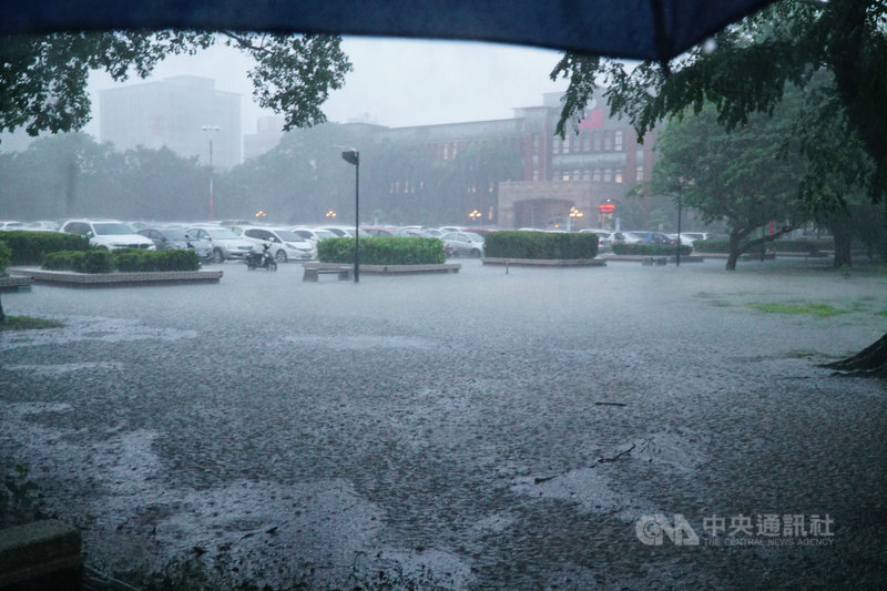 新竹縣17日大豪雨來襲,新竹縣政府廣場停車場出現積水情形。中央社記者郭宣彣攝 108年5月17日