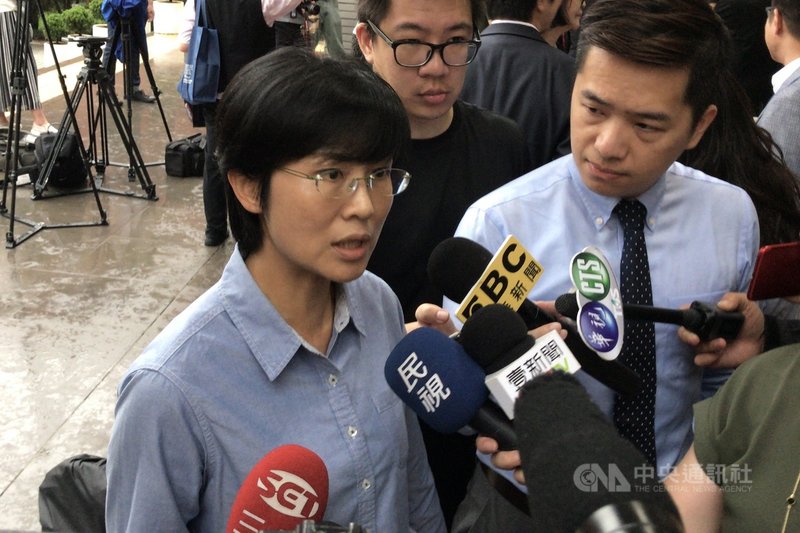 立法院會17日處理同婚專法，民進黨團達成共識將一致投票、共同承擔。民進黨立委林岱樺（左）受訪表示，要為自己代表的民意投下反對票。中央社記者徐肇昌攝  108年5月17日