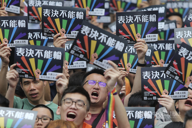 婚姻平權大平台17日在立法院外舉行「婚權緊急動員令：表決不能輸」記者會，民眾手舉「表決不能輸」字牌，高喊「我們要結婚，立法院加油」。中央社記者徐肇昌攝 108年5月17日