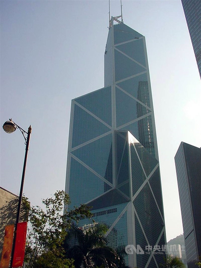 香港中銀大廈是建築師貝聿銘作品,他曾說最大的挑戰是以有限的預算,興建一幢可以抵禦紐約2倍及洛杉磯3倍風力的摩天大樓。(中央社檔案照片)