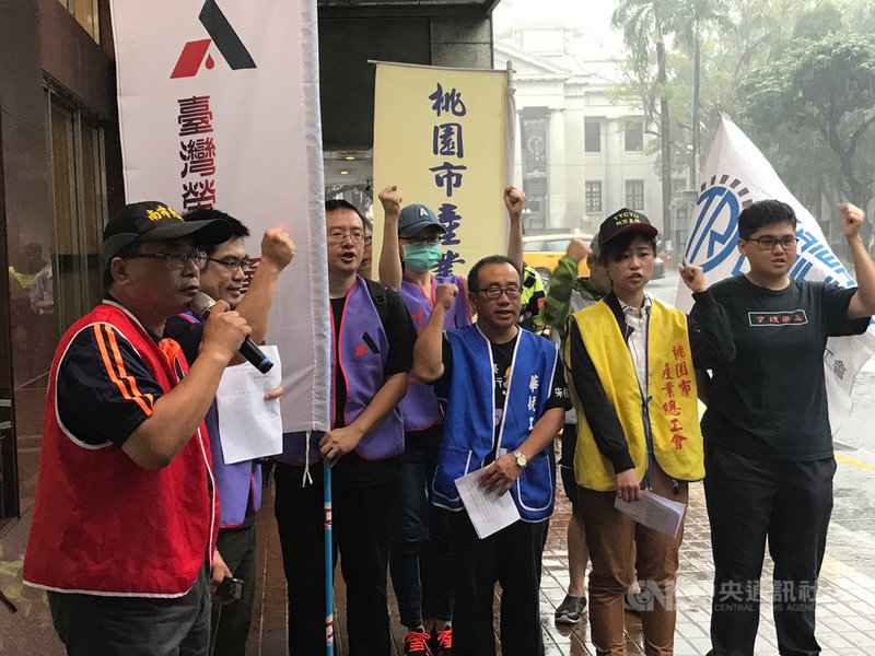 台灣勞動派遣產業工會、桃園市產業總工會及團結工聯20日前往勞動部召開記者會指出,雖然政府4月已開始將派遣勞動納入勞基法規範,但依然有許多假派遣、假承攬等問題需要處理,像是公部門聘用派遣工,卻稱是「勞務承攬」的契約關係。中央社記者吳柏勳攝 108年5月20日