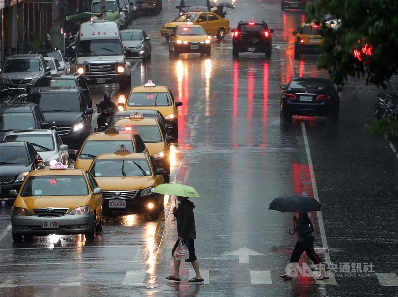 中央氣象局指出，20日白天隨著鋒面通過，各地轉為有陣雨或雷雨的天氣，由於此波鋒面結構完整，易有短時強降雨出現。雙北、桃園已分別發布一級淹水警戒，基隆市發布二級淹水警戒。中央社記者裴禛攝 108年5月20日