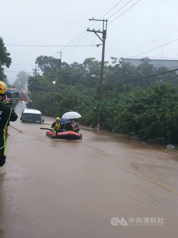 新北市20日上午下起豪雨，林口地區多處淹水，一輛小型巴士泡水拋錨，車內有6名乘客受困。新北市政府消防局獲報派出橡皮艇前往救援，協助6名民眾脫困。（新北市政府消防局提供）中央社記者魯鋼駿傳真 108年5月20日