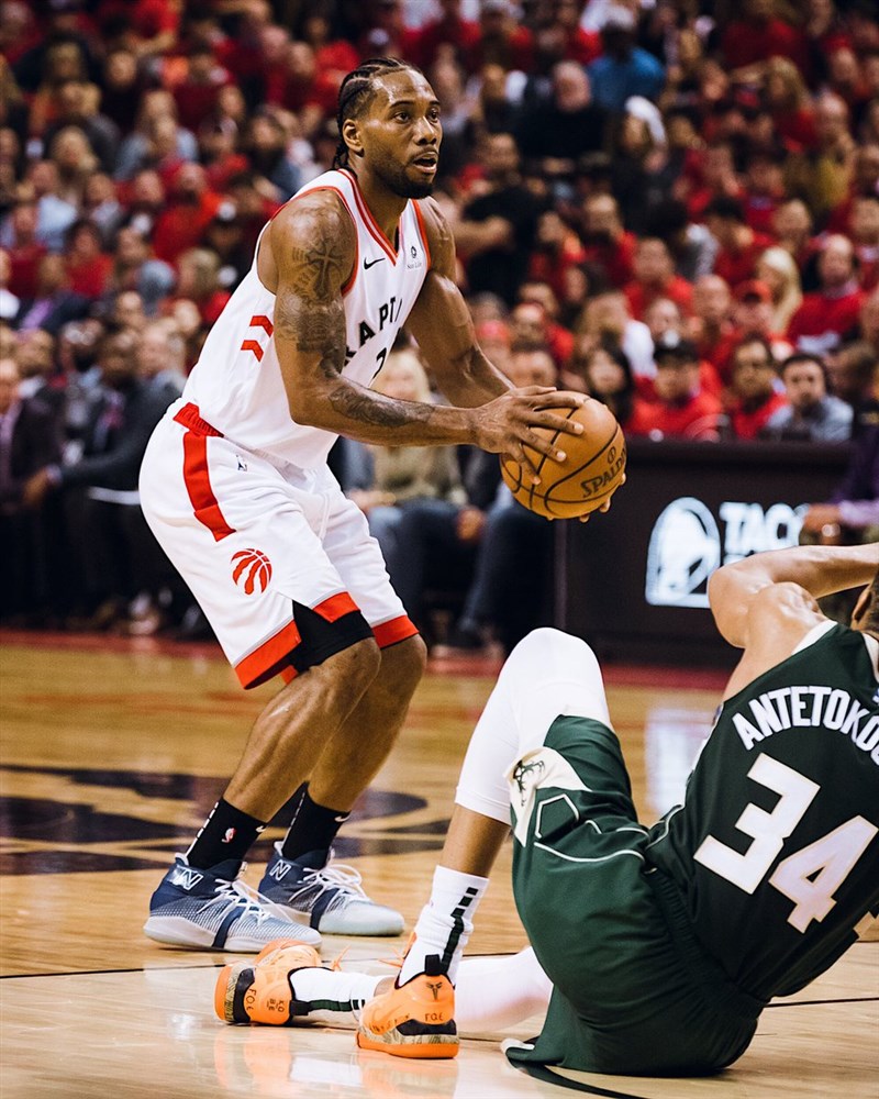 NBA球星雷納德（持球者）19日攻下全場最高36分，率暴龍以118比112擊敗公鹿。（圖取自twitter.com/Raptors）