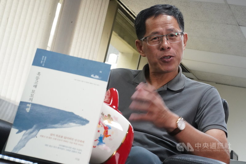 曾虛白先生新聞獎108年增設「大專院校學生環境與生態永續報導影音獎」,背後一段善緣正是作家暨中央社董事長劉克襄(圖)捐出座頭鯨畫作版權費,促成企業共襄盛舉贊助獎項經費。中央社 108年5月21日