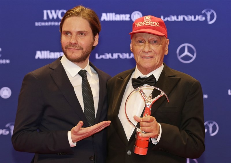 電影「決戰終點線」本尊、F1賽車傳奇尼基勞達(右)與世長辭,享壽70歲。圖為勞達2016年在柏林領取勞倫斯世界體育協會頒發的終身成就獎,在電影中飾演勞達的丹尼爾布爾陪同出席。(美聯社)