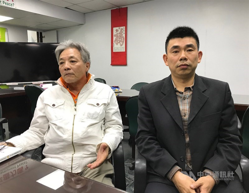 2018年9月起滯留桃機的中國大陸籍男子顏克芬(右)和劉興聯(左)入境期限4月1日到期。顏克芬日前獲准專業移民加拿大,18日搭機離台隔天飛抵渥太華。(中央社檔案照片)