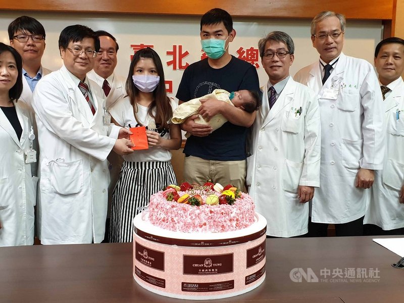 台北榮民總醫院兒童外科肝臟移植團隊,今年4月連續完成越南11個月大女嬰及台灣25天大男嬰的肝移植手術,創下越南及台灣年齡最小肝臟移植紀錄。中央社記者陳偉婷攝 108年5月22日