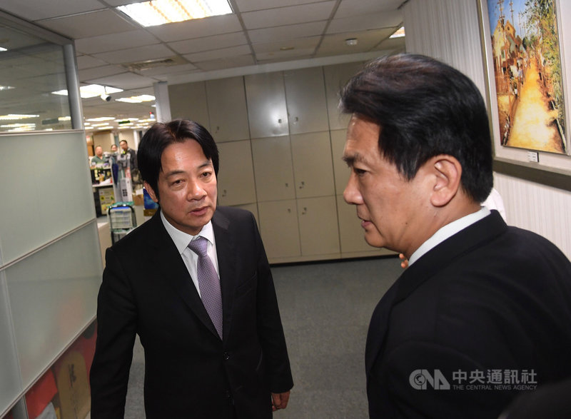 民進黨22日舉行中執會討論總統初選,與會黨員各有立場互相交鋒將近2小時,黨主席卓榮泰宣布休息。休息時間,前行政院長賴清德(左)突然現身,和卓榮泰、總統府秘書長陳菊、民進黨立法院黨團總召柯建銘到辦公室內協調。中央社記者王飛華攝 108年5月22日