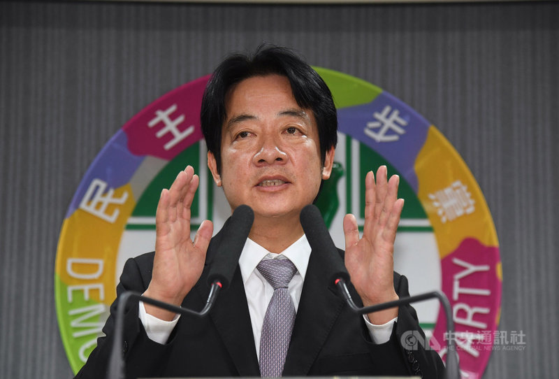 民進黨22日中執會討論總統初選未獲共識。前行政院長賴清德(圖)傍晚現身黨中央,提議讓他、總統蔡英文與高雄市長韓國瑜對比民調,若蔡總統贏韓或他輸韓,他都會無條件支持蔡總統競選連任。中央社記者王飛華攝 108年5月22日