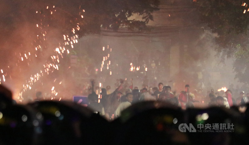 印尼軍警22日凌晨因群眾在街頭挑釁，以催淚瓦斯驅離，雙方對峙將近5多小時後，警方才撤離。中央社記者石秀娟雅加達攝　108年5月22日