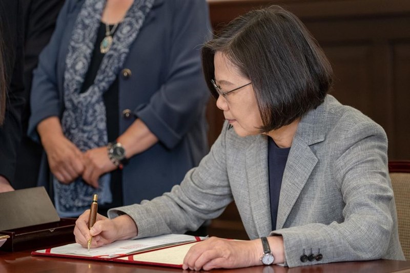總統蔡英文(前)22日透過臉書分享她簽署由立法院三讀通過的「司法院釋字第748號解釋施行法」。(圖取自facebook.com/tsaiingwen)