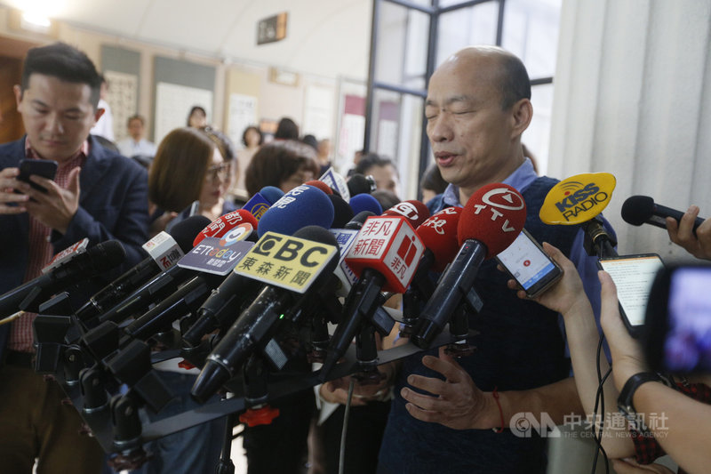 高雄市長韓國瑜(圖)23日在議會針對媒體人黃光芹再度爆料韓國瑜花天酒地一事接受媒體聯訪表示,現在他睡前不喝高粱,都唸佛經,並當場示範閉眼唸心經。中央社記者董俊志攝 108年5月23日