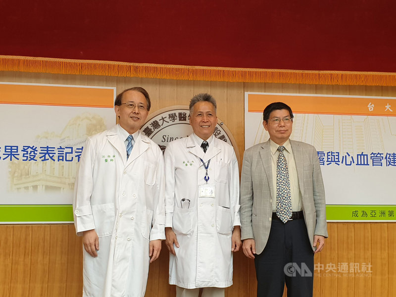 台大醫院環境及職業醫學部臨床教授兼主任蘇大成(中)研究團隊發現,塑化劑除造成生殖系統、內分泌傷害外,也與心血管疾病有正相關。尤其空氣、灰塵中也有塑化劑,大眾應重視塑化劑暴露問題,減少使用塑膠。中央社記者陳偉婷攝 108年5月24日