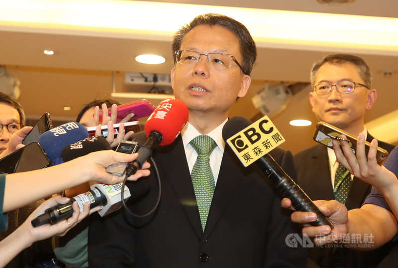 因直播協商會議爭議，桃園市空服員職業工會拒絕到原訂的勞資協商會場。對此，長榮航空總經理孫嘉明（中）24日仍按照原訂時間到長榮桂冠的協商會議現場，孫嘉明說，至少會在這邊待到晚間6時，等待工會前來協商。中央社記者張新偉攝  108年5月24日