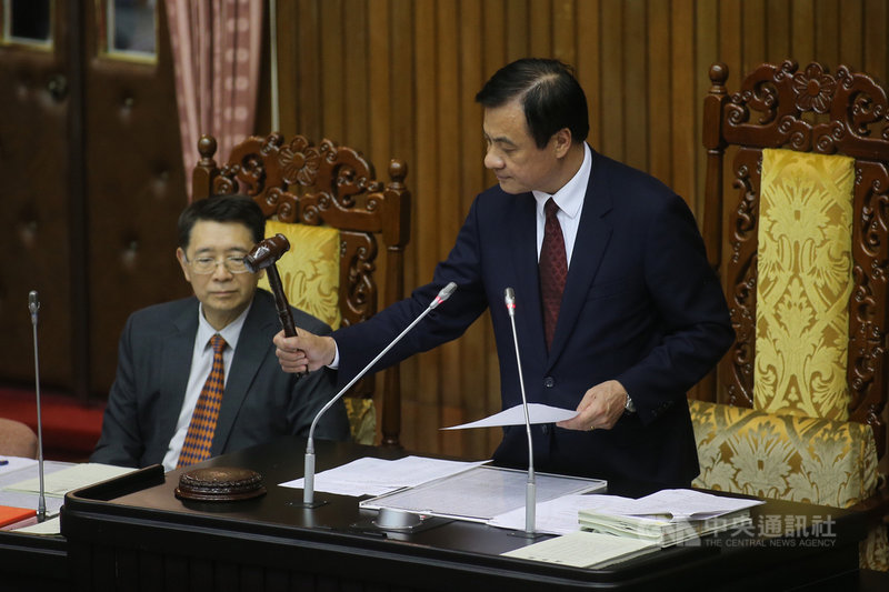 立法院長蘇嘉全(右)24日敲槌宣布三讀通過修正貨物稅條例部分條文,修法生效2年內,購買能源效率第1、2級的電冰箱、冷暖氣機或除濕機,可申請退還貨物稅,每台退稅金額最高新台幣2000元。中央社記者徐肇昌攝 108年5月24日
