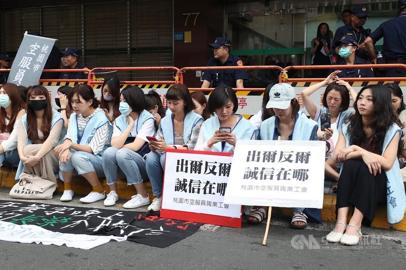 桃園市空服員職業工會原訂24日傍晚與長榮航空資方重啟協商，但空服員工會不滿長榮片面毀約，決議改到勞動部等待，並要求長榮具體答覆問題，才決定是否要協商。中央社記者吳翊寧攝  108年5月24日
