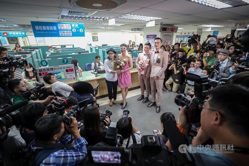 同婚登記24日開跑,許多同性伴侶一早就到台北市信義區戶政事務所辦理結婚登記,吸引大批媒體到場關注。中央社記者裴禛攝 108年5月24日
