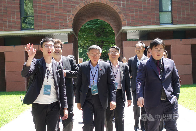媒體報導，高雄市長韓國瑜允諾將出席6月1日在總統府前凱道舉行的首場總統初選造勢活動；台北市長柯文哲（中）25日表示，韓國瑜現在是政治100分、經濟0分。中央社記者梁珮綺東京攝　108年5月25日