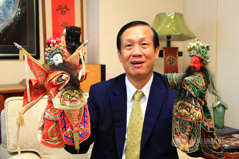布袋戲是台灣庶民文化重要一環，商總理事長賴正鎰展示自己珍藏多年的古董戲偶。他說，布袋戲不僅讓自己學到歷史典故，更悟出做人處事的道理。中央社記者蘇木春攝　108年5月25日
