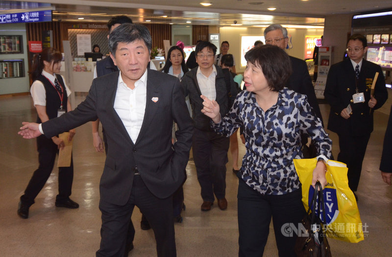 衛福部長陳時中(前左)25日清晨從歐洲返台,強調在外交部、僑委會努力下,台灣在世界衛生大會期間的全球聲量有更大提升,未來會繼續研擬對策,看明年如何對台灣最好。中央社記者邱俊欽桃園機場攝 108年5月25日