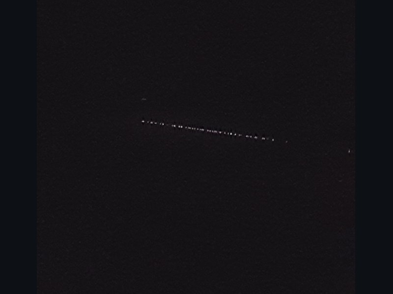 荷蘭專門記錄目擊飛碟的網站UFO Meldpunt Nederland 25日清晨接獲大量回報，目擊者描述「一列詭異的星星或光點以穩定速度越過天際」。（圖取自UFO Meldpunt Nederland網頁ufomeldpunt.nl）
