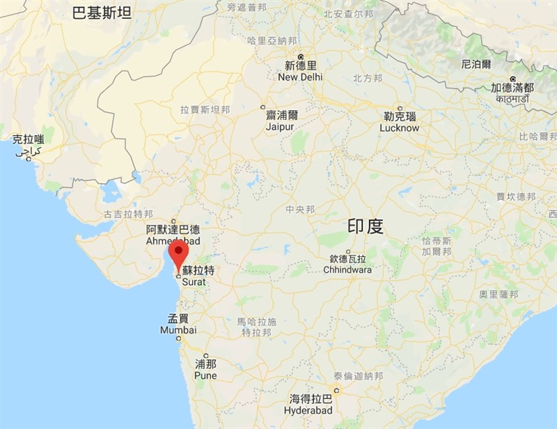 印度西部城市蘇拉特(紅標處)一棟建築24日發生大火。(圖取自Google地圖)