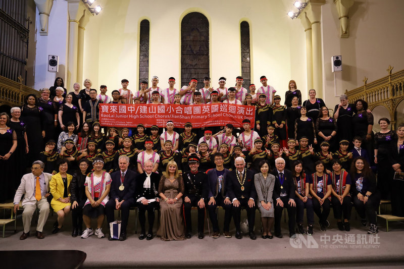 原民兒少合唱團25日晚間與英國軍眷婦女合唱團及日本沖繩長青合唱團合體獻唱,會後合影。(駐英文化組提供)中央社記者戴雅真倫敦傳真 108年5月26日
