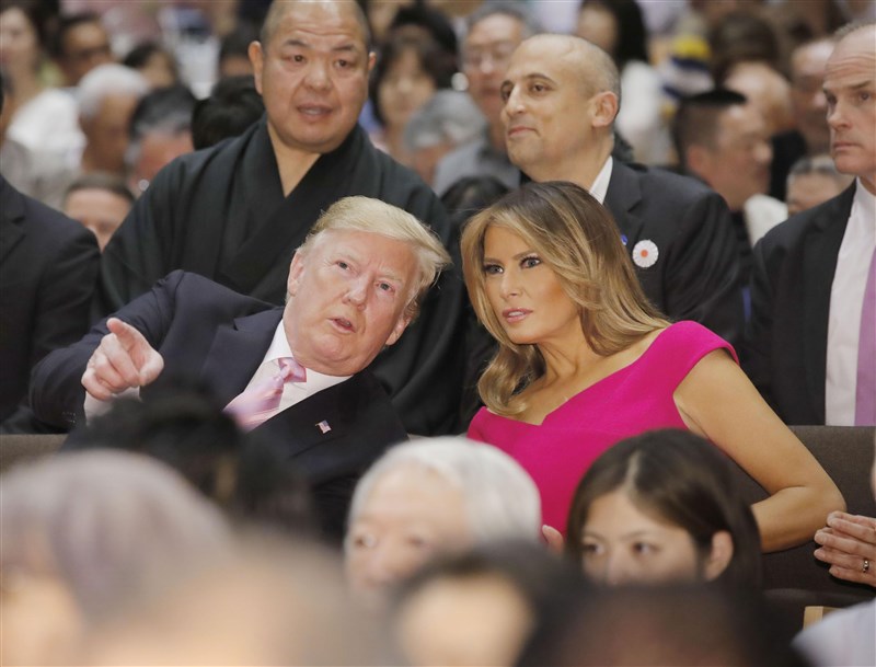 美國總統川普(左)出訪日本,26日和夫人梅蘭妮亞一同觀賞大相撲比賽。(共同社提供)