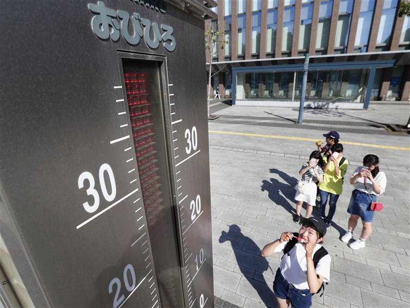 日本26日全國各地天氣炎熱,北海道帶廣市下午1時12分氣溫飆到38.8度。圖為北海道JR帶廣站前的大型溫度計。(共同社提供)