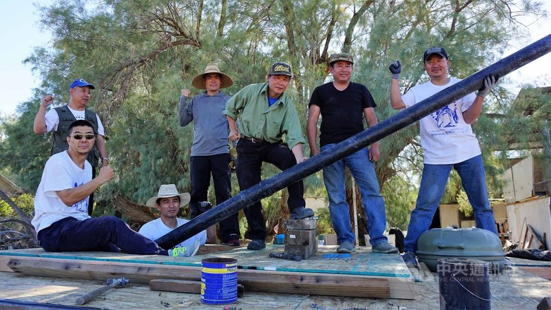 一群中國海外民運人士在美國加州的耶莫(Yermo)小鎮創建名為「自由之家」的工作室,為了紀念六四30週年,正為「王維林擋坦克」作品趕工。中央社記者林宏翰加州攝 108年5月27日