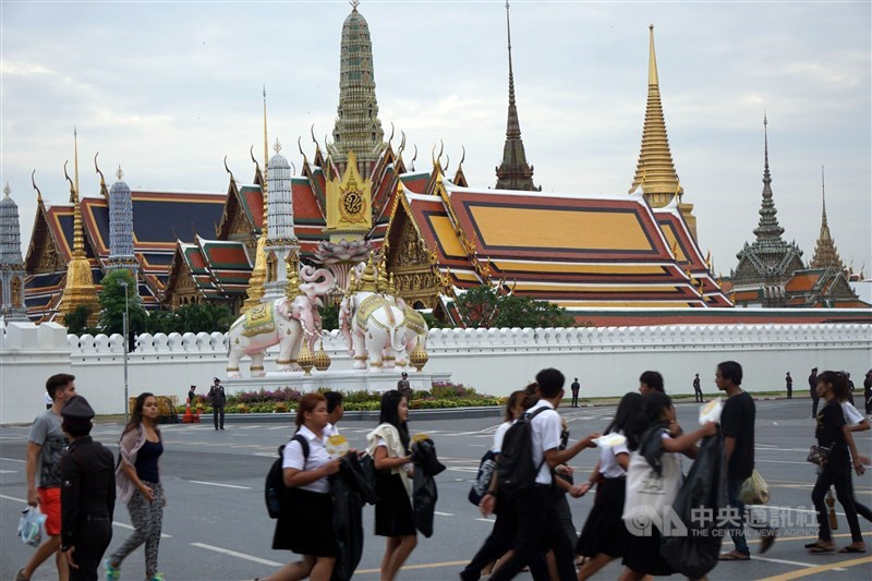 泰國政府正在研究對訪泰的外國旅客徵收旅遊稅,估計每個人不會超過100泰銖(約新台幣100元)。圖為曼谷景點玉佛寺。(中央社檔案照片)