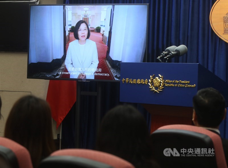 「來去總統府住一晚」前導影片發布記者會28日在總統府舉行,將以「人民的總統府」出發,限額邀請世界各地的旅客到總統府住一晚,由總統蔡英文親自入鏡拍攝,向國際友人招手。中央社記者鄭傑文攝 108年5月28日