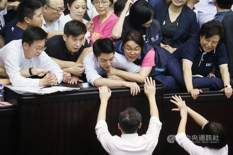 立法院會28日進行中選會主委被提名人李進勇人事同意權案投票,國民黨籍立委蔣萬安(台上前左3)與金門無黨籍立委陳玉珍(台上前右2)等人一早就占據主席台。中央社記者吳翊寧攝 108年5月28日