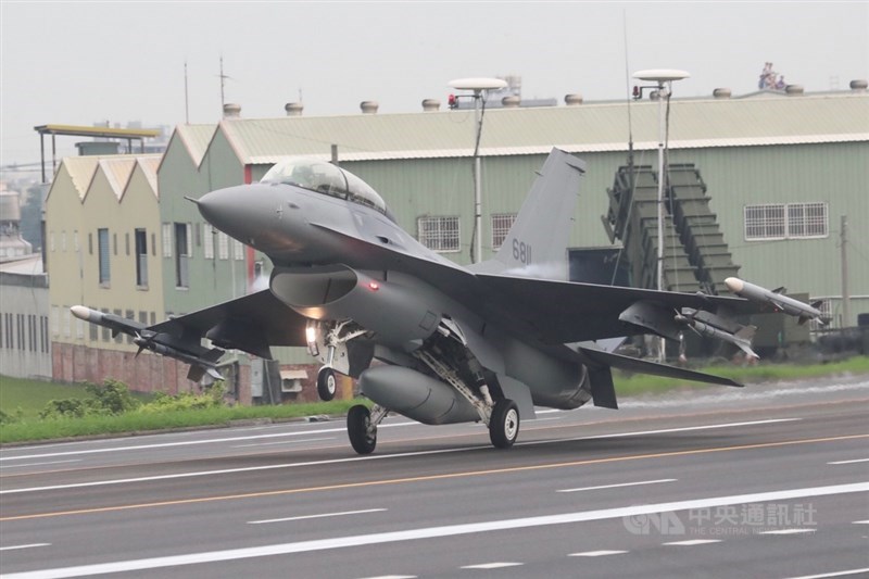 「漢光35號」演習彰化戰備道起降實兵操演,28日在彰化舉行,F16V戰機在戰備道降落。中央社記者吳家昇攝 108年5月28日