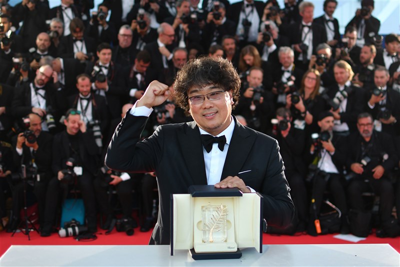 南韓導演奉俊昊執導的電影「寄生上流」榮獲坎城影展金棕櫚獎,韓媒報導他遵守每週52小時工作制拍攝電影,別具意義。(韓聯社提供)