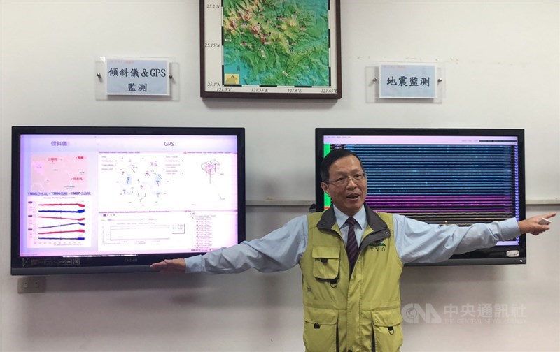 中研院研究員林正洪(圖)說,經長期監測,大屯火山和龜山島皆為活火山,大油坑地區還觀測到類似動物「心跳」現象,平均大約每18分鐘發生一次的重複性地震。中央社記者劉麗榮台北攝 108年5月29日