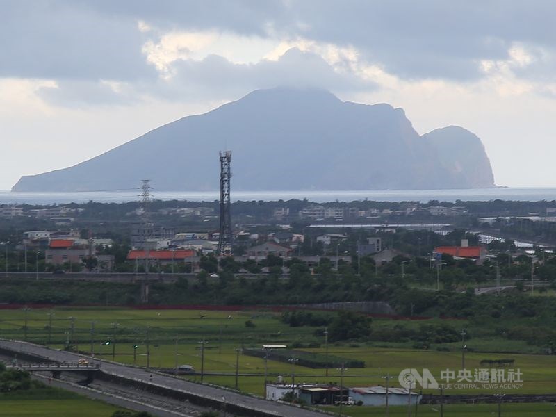 中研院研究員林正洪說,龜山島雖有海的隔絕,但火山噴發可能引發海嘯,宜蘭平原首當其衝。(中央社檔案照片)