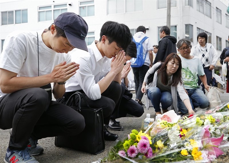 日本神奈川縣川崎市28日發生男子持刀砍人事件,共19人被砍,其中2人送醫急救仍不治;現場有許多民眾向被害者獻花。(共同社提供)