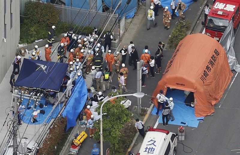 日本神奈川縣川崎市28日發生一名男子持刀砍人事件,共19人被砍。警方查出凶嫌是51歲住在川崎市的岩崎隆一。圖為現場警消人員。(共同社提供)