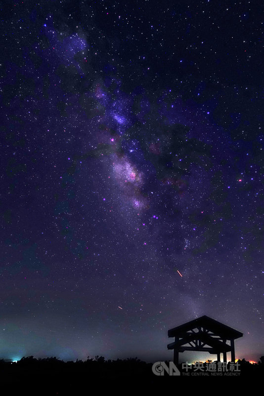 台東縣政府規劃的7場次星空音樂會,前2場6月1日及6月8日將分別在池上伯朗大道及長濱金剛大道,民眾可以躺在馬路上,在音樂的伴隨下徜徉星海。圖為金剛大道星空。(台東縣政府提供)中央社記者盧太城台東傳真 108年5月30日