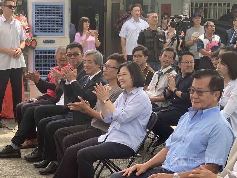 中華文化總會匠人魂第17支影片,31日在影片主角、製琴師林宗範(前排右3)的後壁區家門前發表,總統蔡英文(前排右2)出席。中央社記者張榮祥台南攝 108年5月31日