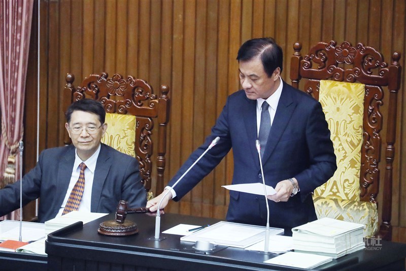 立法院會31日三讀修正通過刑法有關酒駕加重刑責部分條文,立法院長蘇嘉全(右)敲槌通過。 中央社記者吳翊寧攝 108年5月31日