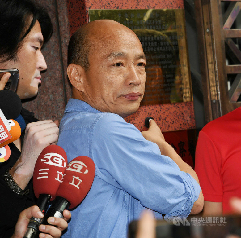 高雄市長韓國瑜（中）不滿美麗島電子報董事長吳子嘉指涉他有婚外情，31日親自北上赴台北地檢署，按鈴控告吳子嘉誹謗。中央社記者施宗暉攝　108年5月31日